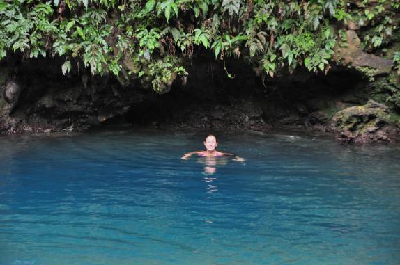 Nadando no pequeno cenote Blue Hole, ao sul de Belmopan, capital de Belize